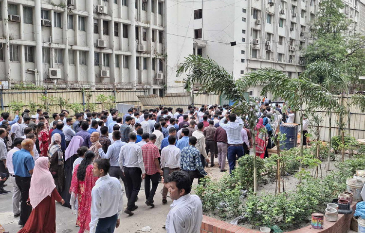 ২০১৮ সালের সরকারি চাকরি আইন সংশোধনে অধ্যাদেশের খসড়া নিয়ে ক্ষুব্ধ সব পর্যায়ের কর্মকর্তা-কর্মচারীরা। কারণ অধ্যাদেশের খসড়ায় শৃঙ্খলা বিঘ্নিত, কর্তব্য সম্পাদনে বাধা, ছুটি ছাড়া কর্মে অনুপস্থিত, কর্তব্য পালন না করার জন্য উসকানির জন্য কোনো ধরনের আত্মপক্ষ সমর্থনের সুযোগ না দিয়ে চাকরিচ্যুতির বিধান যুক্ত করা হয়েছে।