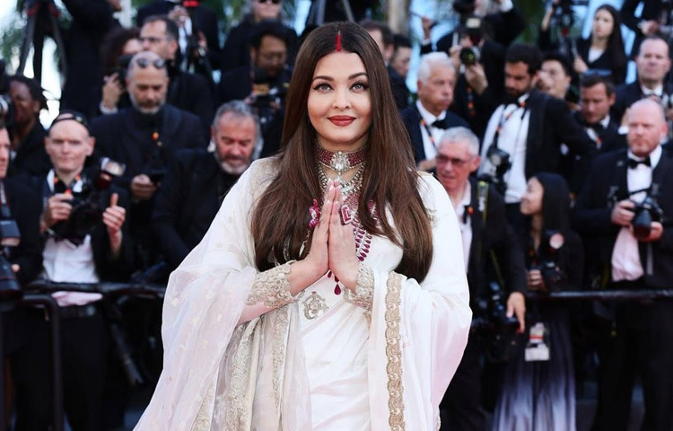 প্রতি ক্যারেটের দাম লাখ টাকার ঘরে! অর্থাৎ গলার একটিমাত্র হারেই লুকিয়ে আছে কোটি কোটি টাকার সৌন্দর্য। সঙ্গে ছিল হিরে বসানো অন্য গয়নাও। এবার কান উৎসবের সবচেয়ে আলোচিত লুকটি যেন হয়ে উঠেছে বিলাসিতা ও ঐতিহ্যের এক অসাধারণ মিশ্রণ।