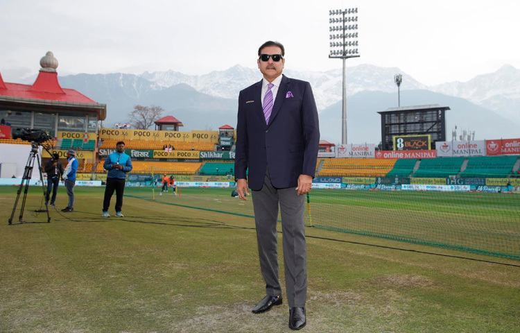 ২০০৭ সালের পর থেকে ভারতের বেশ কিছু গুরুত্বপূর্ণ টুর্নামেন্টে তাকে ধারাভাষ্যকার হিসেবে দেখা গেছে। কিন্তু এখানেই থেমে থাকেননি শাস্ত্রী।