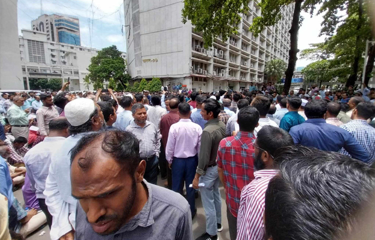 বিক্ষোভ মিছিলে কর্মকর্তা-কর্মচারীরা ‘লেগেছে রে লেগেছে, রক্তে আগুন লেগেছে’, ‘অবৈধ কালো আইন, বাতিল কর করতে হবে’, ‘কর্মচারী মানে না, অবৈধ কালে আইন’, ‘মানি না মানবো না, অবৈধ কাল আইন’, ‘এক হও লড়াই কর, ১৮ লাখ কর্মচারী’, ‘সচিবালয়ের কর্মচারী, এক হও এক হও’, ‘আপস না সংগ্রাম, সংগ্রাম সংগ্রাম’- এ ধরনের বিভিন্ন স্লোগান দিচ্ছেন।