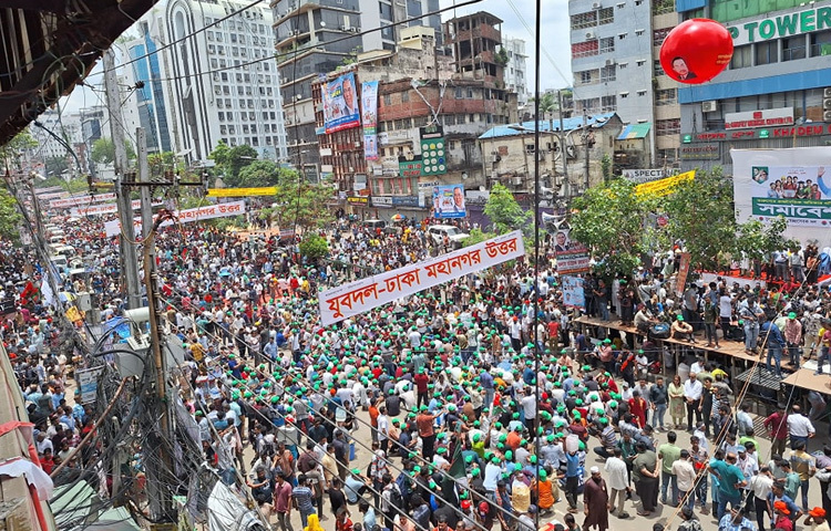 নয়াপল্টন ও আশপাশের এলাকায় নিরাপত্তা নিশ্চিত করতে মোতায়েন রয়েছে অতিরিক্ত পুলিশ সদস্য। যানজট এড়াতে নয়াপল্টনের উভয়পাশে যান চলাচল সাময়িকভাবে বন্ধ রাখা হয়েছে।