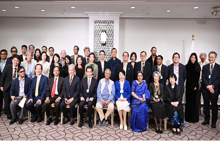 জাপানের টোকিওতে ইম্পেরিয়াল হোটেলে এক অনুষ্ঠানের পর ফ্রেন্ডস অফ বাংলাদেশের সঙ্গে ছবির জন্য পোজ দিচ্ছেন প্রধান উপদেষ্টা অধ্যাপক মুহাম্মদ ইউনূস।