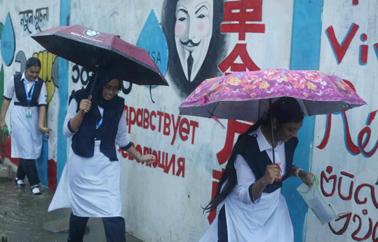 স্কুলের ইউনিফর্ম পরে ছুটে চলা শিশুরা কখনো ছাতার নিচে, কখনো অভিভাবকের আঁচলে আশ্রয় নিচ্ছে।