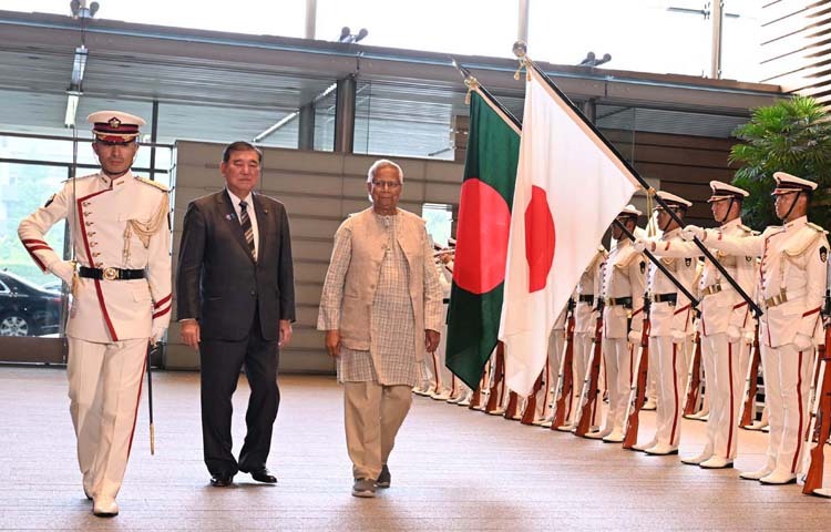 টোকিওতে আজ জাপানের প্রধানমন্ত্রী ইশিবা শিগেরুর উপস্থিতিতে বাংলাদেশের অন্তর্বর্তীকালীন সরকারের প্রধান উপদেষ্টা প্রফেসর মুহাম্মদ ইউনূসকে গার্ড অব অনার প্রদান করা হয়। ছবি: পিআইডি