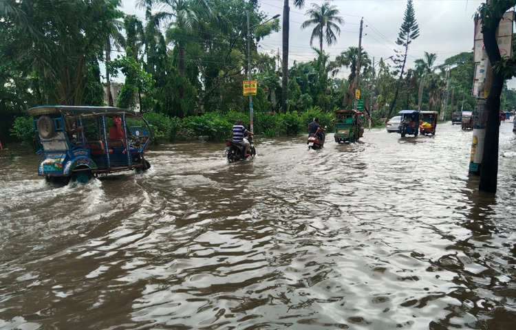 টমছম ব্রীজ থেকে কান্দিরপাড় সড়ক, জেলা স্কুল রোড, কুমিল্লা সিটি কপোরেশনে সমনের সড়ক, রোইসকোর্স, বিসিক শিল্পনগরী, জেলা স্কুল সড়ক, ছাতিপট্টি, কান্দিরপাড়-রাণীর বাজার সড়ক, ঠাকুরপাড়া-অশোকতলা, ছায়া বিতান ও শুভপুরসহ নগরীর নিচু এলাকাগুলোতে জলাবদ্ধতার সৃষ্টি হয়। এতে দুর্ভোগে পড়েছে নগরবাসী।