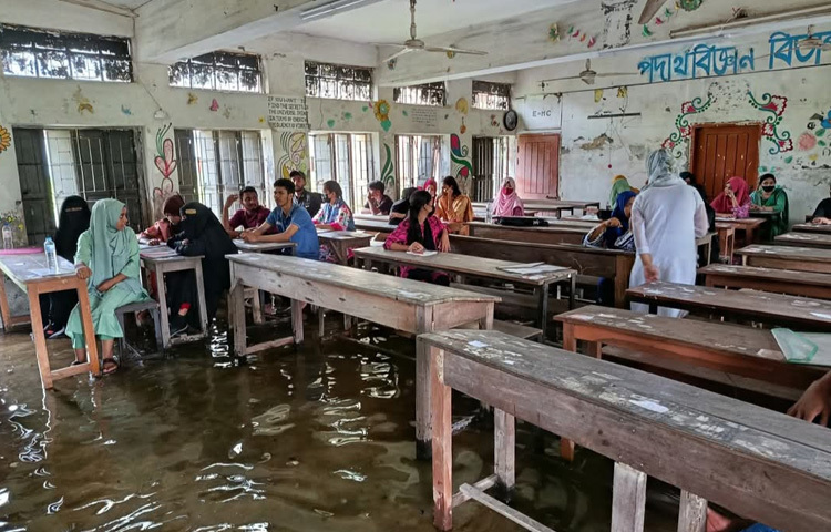 ৩১ মে কুমিল্লা ভিক্টোরিয়া কলেজ ধর্মপুর ক্যাম্পাসে গিয়ে এমন চিত্র দেখা গেছে।