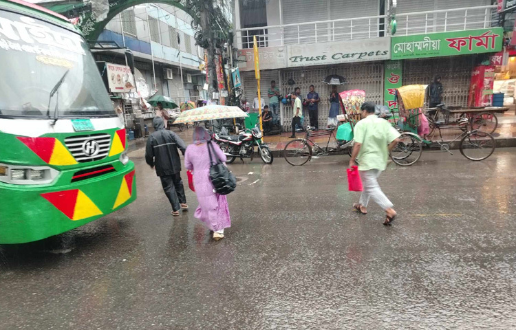 ঢাকার রাস্তা যেন মুহূর্তেই রূপ নিলো ছোটখাটো যুদ্ধক্ষেত্রে; একপাশে স্বস্তির আবেশ, অন্যপাশে প্রতিদিনের ভেজা সংগ্রাম।