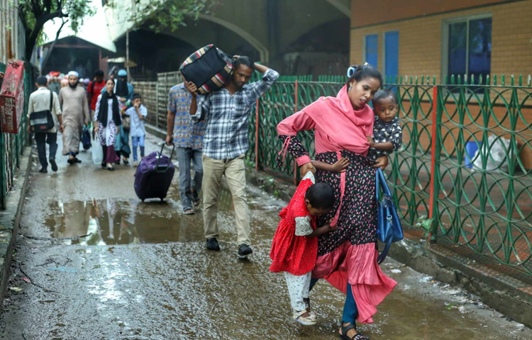 ঢাকা ছেড়ে বাড়ি ফেরার এই চিত্র যেন আমাদের জীবন ও আবেগের এক নিদর্শন। যেখানে শহরের ব্যস্ততা মুছে গিয়ে, বন্ধুত্ব, প্রিয়জন আর আত্মীয়ের মায়ায় প্রাণ ভরে ওঠে। কমলাপুর স্টেশন থেকে শুরু হয় সেই যাত্রা, যেখানে প্রতিটি মানুষের পায়ে চলে মায়াবী স্মৃতির ছোঁয়া।