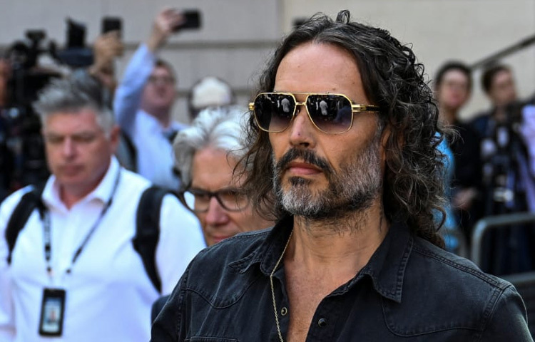 ২০২৩ সালে ব্র্যান্ডের বিরুদ্ধে যৌন নিপীড়নের অভিযোগ ওঠে, যা ১৯৯৯ থেকে ২০০৫ সালের মধ্যে ঘটে বলে দাবি করা হয়। তিনি সমস্ত অভিযোগ অস্বীকার করেছেন এবং বলেছেন যে তার সমস্ত সম্পর্ক সম্মতির ভিত্তিতে ছিল।