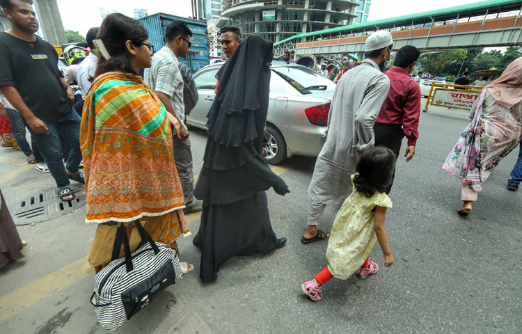 ঢাকার কর্মজীবী মানুষগুলোর জীবনে এই ছুটি কেবল বিশ্রাম নয়, এটি তাদের শিকড়ে ফিরে যাওয়া।