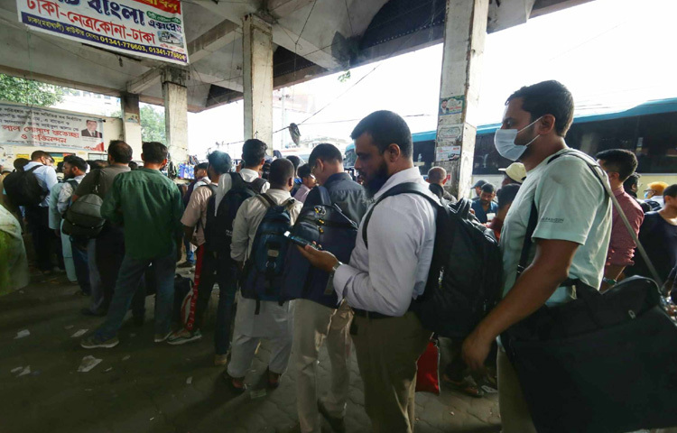 দাঁড়িয়ে আছে মানুষ, কিন্তু তাদের মন যেন অনেক আগেই পৌঁছে গেছে গ্রামের উঠোনে, মায়ের হাতের রান্নায়, ঈদের নামাজ শেষে পাড়াপ্রতিবেশীর সালামে।