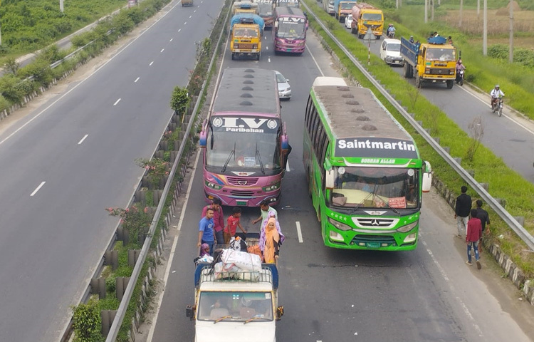 এদিকে যানজটের কারণে গাড়ির গতি কমে গেছে অনেকটাই। যাত্রীরা ঘণ্টার পর ঘণ্টা বাসে বসে থেকেও এগোতে পারছেন না, বাড়ি ফেরার আনন্দে যোগ হয়েছে বাড়তি কষ্ট।