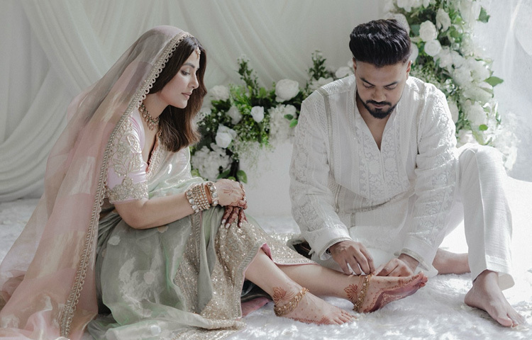 হিনার জীবনের সংকটময় সময়ে লড়াইয়ে সঙ্গী হিসেবে ছিলেন রকি। অনেক দিনের প্রেমে বাঁধা হয়ে দাঁড়িয়েছিল ধর্ম। বন্ধু-স্বজনদের দ্বিধায় বিয়েটা করা হয়ে উঠছিল না তাদের। এবার আর দেরি করেননি এ জুটি।