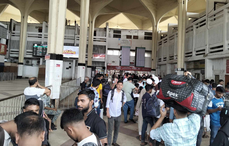 পঞ্চগড়গামী ট্রেনের যাত্রী সাগর বলেন, সকাল ১০টা ১৫ মিনিটে ট্রেন ছাড়বে। ঈদে বাড়িতে যাওয়ার যে আনন্দ সেই আনন্দের যাত্রায় যাতে ট্রেন মিস না হয় সেই জন্য ২ ঘণ্টা আগে থেকেই ট্রেনের অপেক্ষায় বসে আছি।