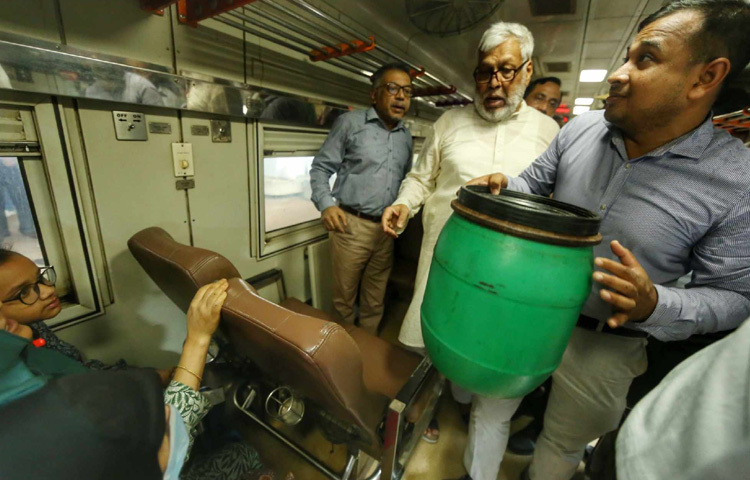 হঠাৎ এই পরিদর্শনে স্টেশনের টিকিট কাউন্টার, যাত্রী প্রতীক্ষালয়, প্ল্যাটফর্ম ও নিরাপত্তা ব্যবস্থার খুঁটিনাটি খতিয়ে দেখেন তিনি।