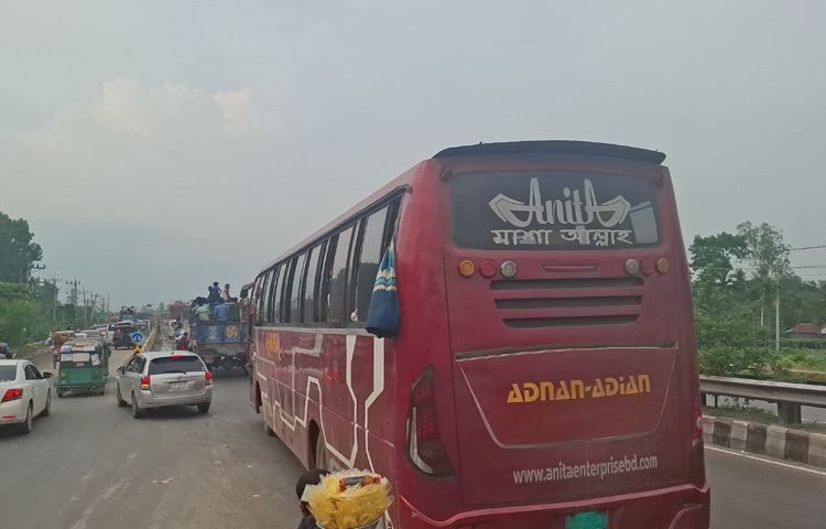 ঈদুল আজহাকে কেন্দ্র করে ঘরমুখো মানুষের স্রোতে আবারও বিপর্যস্ত হয়ে পড়েছে ঢাকা-টাঙ্গাইল-যমুনা সেতু মহাসড়ক। টানা ১২ ঘণ্টার চেষ্টাতেও স্বাভাবিক হয়নি যান চলাচল।