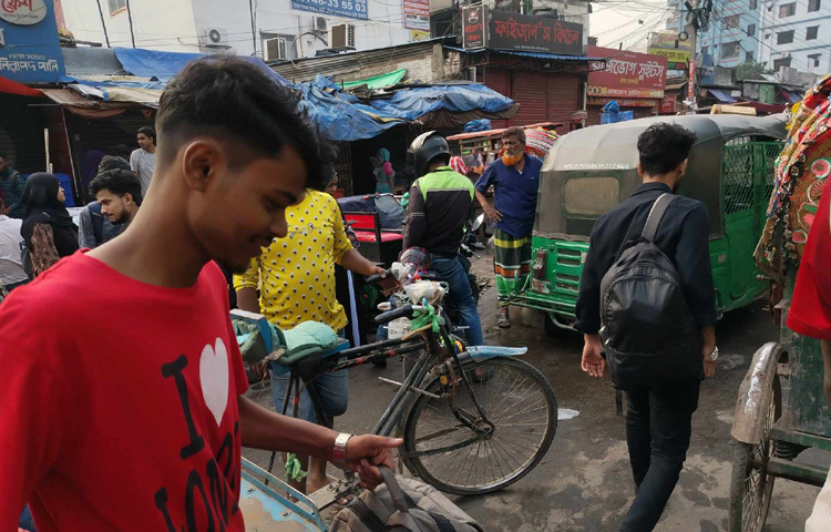 ঢাকার বাতাসে মিশে আছে ঈদের গন্ধ, আর মানুষের চোখে-মুখে ফেরার আনন্দ।