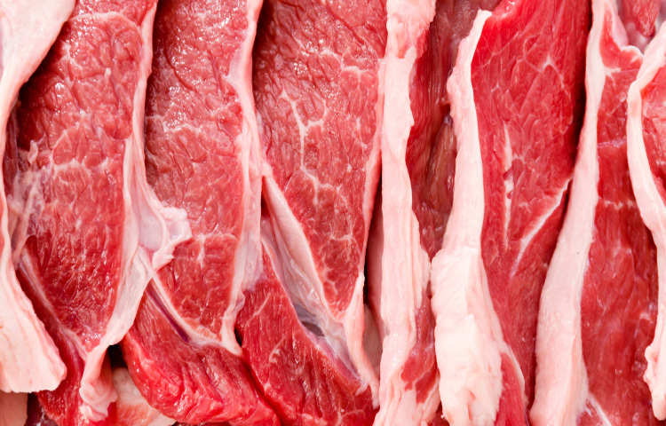 পশু জবাইয়ের পরপরই মাংস রান্না বা ফ্রিজে রাখা একেবারেই উপযোগী নয়। কারণ কোরবানির পর মাংস স্বাভাবিকভাবে কয়েক ঘণ্টা শক্ত অবস্থায় থাকে। তাই প্রথমে মাংস কিছুটা নরম হতে দিন, তারপর ভালোভাবে ধুয়ে পানি ঝরিয়ে রান্না করুন অথবা ফ্রিজে রাখুন। এতে করে মাংসের স্বাদ থাকবে অটুট এবং দীর্ঘ সময়েও তা নষ্ট হবে না।