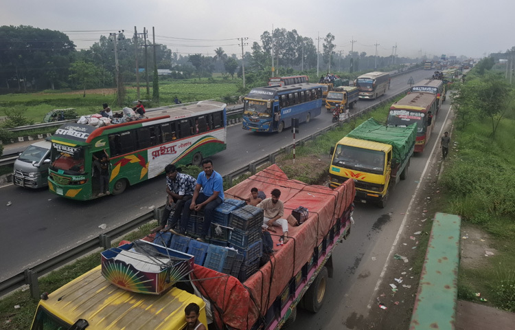 প্রতিদিনের মতো ঈদের আগের ব্যস্ততম এই সড়কে আজ সকালেও দেখা যায় স্থবিরতা। যানজটের ভয়াবহ রূপ নিয়েছে যমুনা সেতু থেকে করটিয়া পর্যন্ত ৩০ কিলোমিটার এবং মির্জাপুর ক্যাডেট কলেজ থেকে জামুর্কি পর্যন্ত আরও ১৫ কিলোমিটার সড়কে। ধীরগতির কারণে ঘণ্টার পর ঘণ্টা আটকে থাকতে হচ্ছে ঘরমুখো যাত্রীদের।