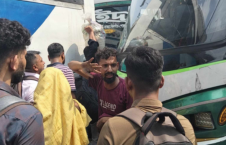 কাউন্টার ঘুরে দেখা গেছে, টিকিটের সংকট না থাকলেও অধিকাংশ রুটেই অতিরিক্ত ভাড়া গুনতে হচ্ছে যাত্রীদের। কেউ দাঁড়িয়ে গেলে ফরিদপুর, মাদারীপুর বা শরীয়তপুরে জনপ্রতি ২০০ টাকা ভাড়া আদায় করা হচ্ছে। তবে সাতক্ষীরা, খুলনা, যশোর কিংবা বরিশালগামী যাত্রীদের ক্ষেত্রে দাঁড়িয়ে যাওয়া সত্ত্বেও দিতে হচ্ছে ৭০০ টাকা পর্যন্ত।