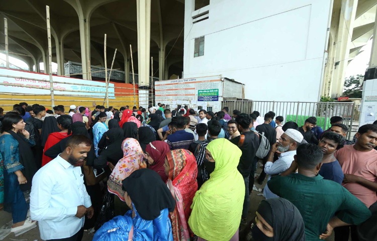 এ যেন এক জনসমুদ্র।
