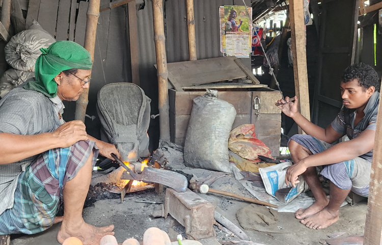 শরীয়তপুর সদর উপজেলার আংগারিয়া বাজার। এক সময় কামারশিল্পের জন্য সুখ্যাতি ছিল এই বাজারের। কমপক্ষে ২০টি দোকান ছিল এখানে। দা, বটি, ছুরি, কাচি, কোদালসহ বিভিন্ন গৃহস্থালির নানা উপকরণ তৈরিতে এক সময় দিনরাত ব্যস্ত থাকতো কামারপাড়ার শিল্পীরা। উপজেলার গণ্ডি পেরিয়ে এসব উপকরণ সরবরাহ হতো দেশের বিভিন্ন জেলায়।