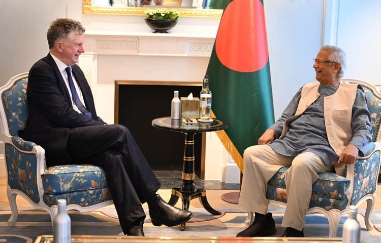 প্রধান উপদেষ্টা প্রফেসর মুহাম্মদ ইউনূসের সাথে আজ লন্ডনের একটি হোটেলে যুক্তরাজ্যের জাতীয় নিরাপত্তা উপদেষ্টা জনাথন পাওয়েল সাক্ষাৎ করেন। ছবি: পিআইডি