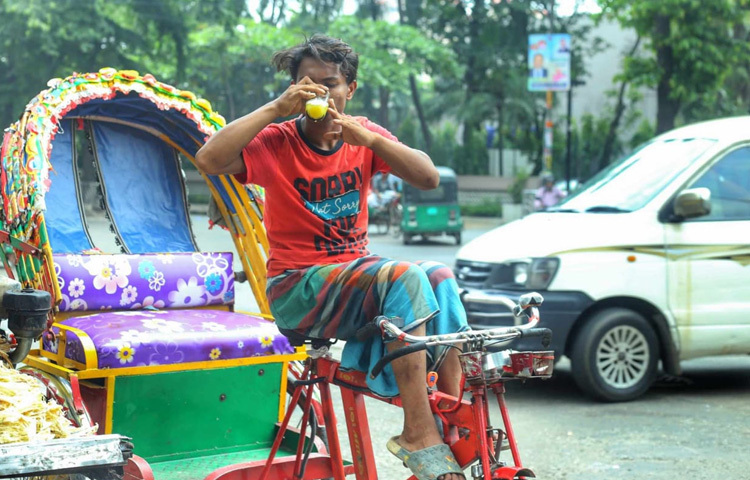 কেউ নিয়মিত পানি খায় না, কেউ খালি পেটে রিকশা চালায়। অধিকাংশের স্বাস্থ্য পরীক্ষা হয় না, নেই তেমন কোনো চিকিৎসা ব্যবস্থা। হাসপাতালের দূরত্ব, ব্যয় এবং অজ্ঞতা সব মিলিয়ে পরিস্থিতি আরও সংকটজনক হয়ে পড়ে।