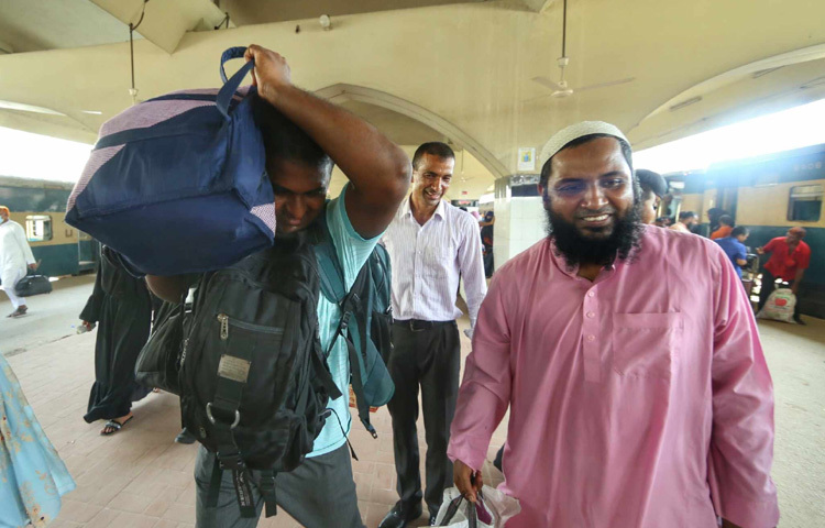 কমলাপুর সেই ফেরার সূচনাবিন্দু। এখানে এসে নামছেন লাখো মানুষ, আবার ছড়িয়ে পড়ছেন সারা শহরে। কেউ বস্তিতে, কেউ মেসে, কেউ আবার আত্মীয়ের বাসায় উঠছেন পরদিন অফিস ধরবেন বলে। এই গরমে যখন শহরের মানুষেরা ছুটি শেষে ঘরে ফেরার প্রস্তুতিতে ধীরে ধীরে ঢাকায় প্রবেশ করছেন, তখন কমলাপুর হয়ে উঠছে তাদের প্রথম সাক্ষী। ঈদের আনন্দ ফুরালেও জীবন তো থেমে থাকে না।