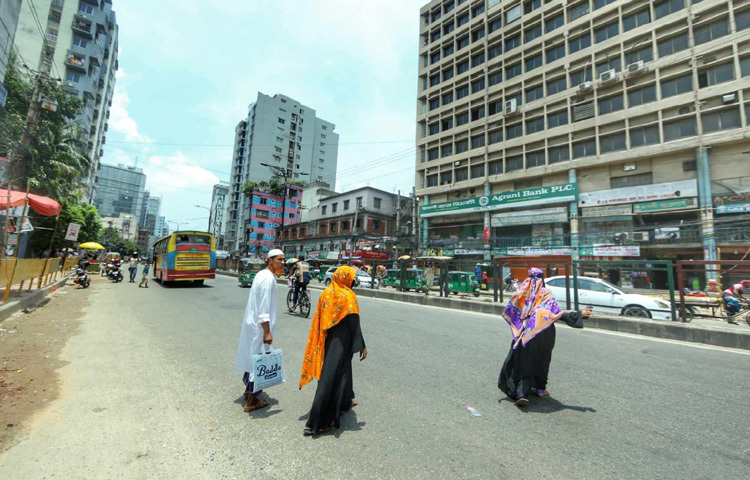 চলতি বছরের জুন মাসে ঢাকার গরম এক নতুন রেকর্ড গড়েছে। বৃষ্টির অনুপস্থিতি, তাপপ্রবাহের দাপট, এবং বাতাসহীন পরিবেশ মিলিয়ে মানুষ হাঁসফাঁস করছে। এই অবস্থায় যারা রাস্তায় বের হচ্ছেন, তারা ছাতা, মাস্ক, গামছা কিংবা সানগ্লাস দিয়ে নিজেকে যতটা সম্ভব ঢেকে নিচ্ছেন। তবু সূর্য যেন সবকিছু ভেদ করে শরীর জ্বালিয়ে দিচ্ছে।