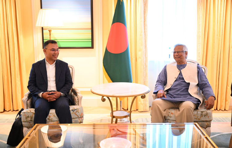 বিএনপির ভারপ্রাপ্ত চেয়ারপারসন তারেক রহমান লন্ডনে সফররত প্রধান উপদেষ্টা প্রফেসর ড. মুহাম্মদ ইউনূসের সঙ্গে বৈঠক করেছেন। অত্যন্ত সৌহার্দ্যমূলক পরিবেশে তাদের বৈঠক অনুষ্ঠিত হয়। ছবি: সংগৃহীত