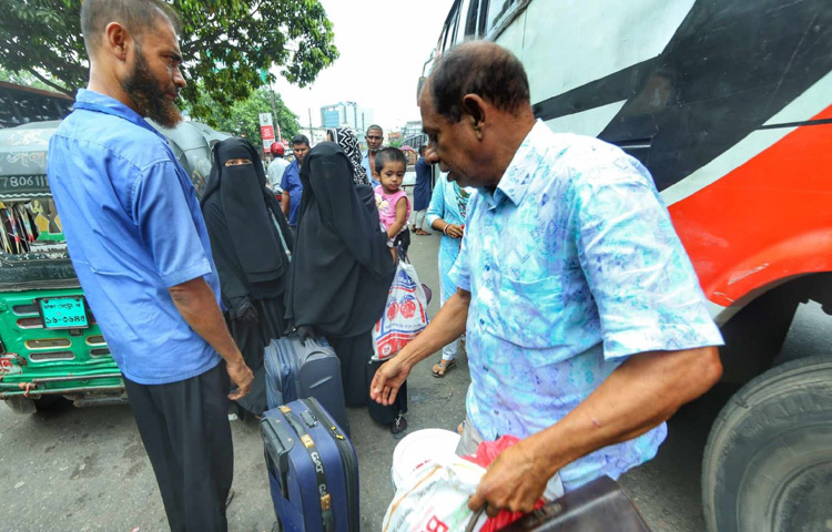 মহাখালী ও নাবিস্কো এলাকায় ছবিতে ধরা পড়েছে সেই চিরচেনা চিত্র- লাগেজ টেনে হাঁটা মানুষ, রিকশা-সিএনজিতে গন্তব্যে ছুটে চলা কর্মজীবীরা।
