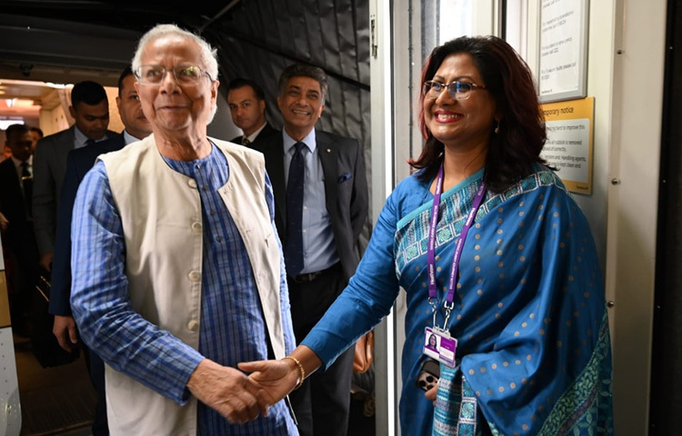 মঙ্গলবার (১০ জুন) স্থানীয় সময় সকাল ৭:০৫ টার দিকে এমিরেটসের একটি ফ্লাইটে চার দিনের যুক্তরাজ্য সফরে লন্ডনের হিথ্রো বিমানবন্দরে পৌঁছান প্রধান উপদেষ্টা।