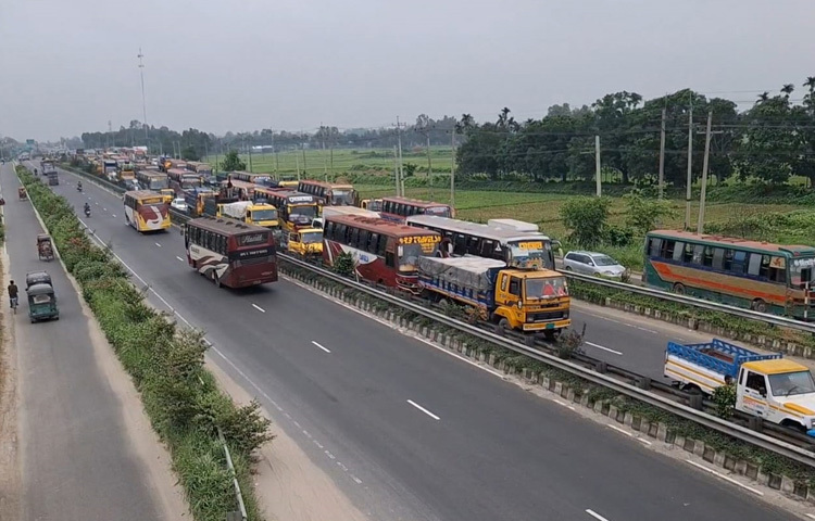 এছাড়া সিরাজগঞ্জের পশ্চিম প্রান্তে যানবাহন ঠিক মতো পাস না হওয়ার কারণে টাঙ্গাইলের অংশে ধীরগতির যানজটের তৈরি হয়েছে। ঢাকাগামী যানবাহন চলাচল স্বাভাবিক থাকলেও উত্তরবঙ্গগামী যানবাহন চলাচলে ধীর গতির যানজট সৃষ্টি হয়েছে।