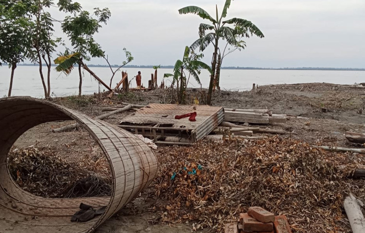 নদীর স্রোতের বিপরীতে টিকে থাকা এসব মানুষ যেন প্রতিনিয়ত লড়ছেন বেঁচে থাকার অসম যুদ্ধে। দুই সপ্তাহ ধরে অব্যাহত নদীভাঙনে চিলমারীর একাধিক গ্রাম এখন বিলীনের পথে।