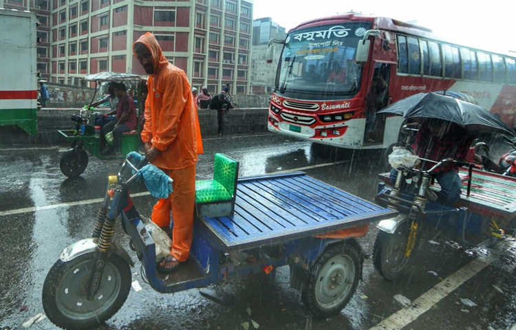 এই আকস্মিক বৃষ্টিতে যদিও যানজটে কিছুটা সমস্যা তৈরি হয়, তবুও মানুষের মুখে ফুটে ওঠে স্বস্তির হাসি। কারণ শুধু বৃষ্টি নয়, এই মুহূর্ত যেন হয়ে উঠেছিল শহরের এক নতুন জীবনচিত্র; যেখানে কৃত্রিমতার ভিড়েও প্রকৃতির একটা আলতো ছোঁয়া আছে এখনো।