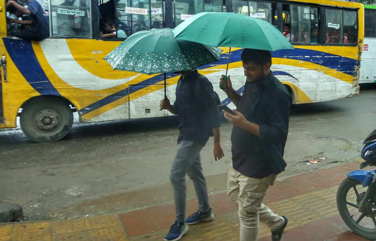 বাড্ডার লিংকরোড এলাকা থেকে তোলা ছবিতে দেখা যায়, আকাশের ধূসর ছায়া মিশে আছে কাঁচভেজা রাস্তায়, ছাতা মাথায় হাঁটা পথচারী কিংবা গুঁড়ি গুঁড়ি বৃষ্টিতে ভেজা রিকশাচালকের মুখে তবুও প্রশান্তির রেখা।