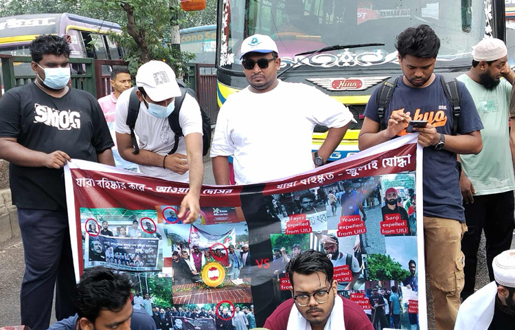 শিক্ষার্থীরা মূলত দুই দাবিতে ব্লকেড কর্মসূচি করছেন। তাদের দাবিগুলো হলো- উপাচার্য ও একজন বিভাগীয় প্রধানের পদত্যাগ দাবিতে গড়ে ওঠা আন্দোলনে অংশ নেওয়ায় যেসব শিক্ষার্থীকে বহিষ্কার করা হয়েছে, তাদের বহিষ্কারাদেশ নিঃশর্তে তুলে নেওয়া। এছাড়া বিশ্ববিদ্যালয়ের প্রশাসনিক শূন্যতা কাটিয়ে দ্রুত স্বাভাবিক অ্যাকাডেমিক কার্যক্রম চালু করা।