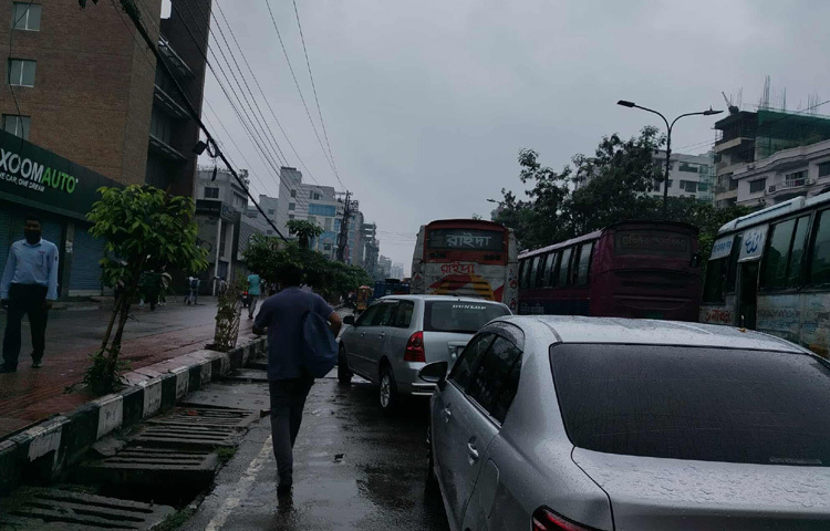 নতুনবাজার থেকে বসুন্ধরা, বাড্ডা ও কুড়িলের দিকে যাওয়া মূল সড়কগুলোতে তীব্র যানজট তৈরি হয়। অনেকেই বৃষ্টিতে ভিজে হেঁটেই পাড়ি দেন অফিসের পথ।