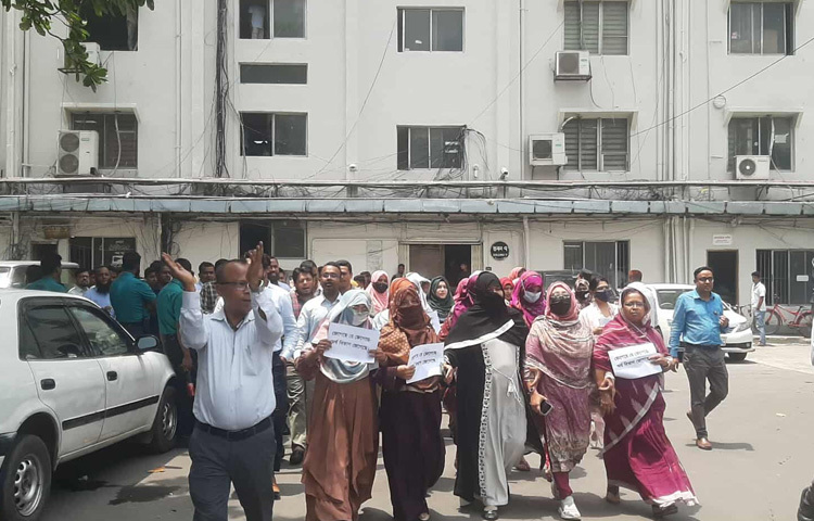 অধ্যাদেশ অনুযায়ী, চার ধরনের শৃঙ্খলা ভঙ্গের অপরাধের জন্য বিভাগীয় মামলা ছাড়াই শুধু কারণ দর্শানোর নোটিশ দিয়ে চাকরিচ্যুত করা যাবে।