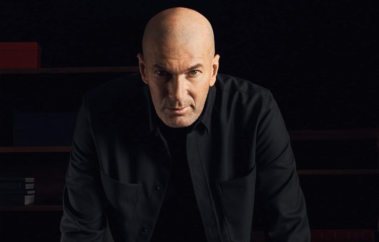 ১৯৭২ সালের এই দিনে ফ্রান্সের মার্সেই শহরের উপকণ্ঠে লা কাস্তেলানে তার জন্ম। জিদানের বাবা-মা ছিলেন আলজেরিয়ান অভিবাসী।