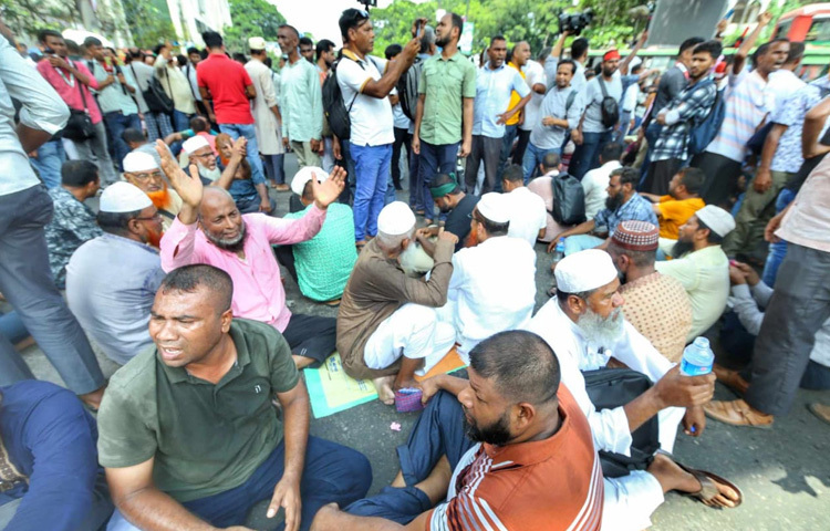 চাকরিচ্যুত ও ক্ষতিগ্রস্ত সদস্যদের চাকরিতে পুনর্বহাল করাসহ ৩ দফা দাবিতে রাজধানীর শাহবাগ মোড় অবরোধ করেছেন চাকরিচ্যুত বিডিআর সদস্যরা।