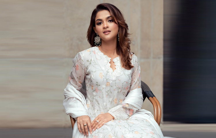 অতিরিক্ত গয়নার জাঁকজমককে দূরে রেখে সাদিয়া সাজে এনেছেন সাবলীল সৌন্দর্য। পরেছেন শুধু স্টেটমেন্ট কুন্দনের দুল আর হাতে একটিমাত্র স্টোন সেট আংটি। পুরো সাজেই যেন একধরনের কোমলতা ও পরিশীলিত রুচির প্রকাশ।