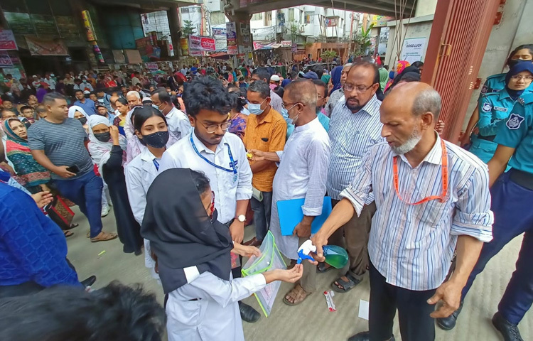 পরীক্ষাকেন্দ্রে যেন কেউ হার্ডবোর্ড না আনেন, সেই নির্দেশনা আগেই জানানো হয়েছিল। বাস্তবে তার প্রয়োগও দেখা গেছে।