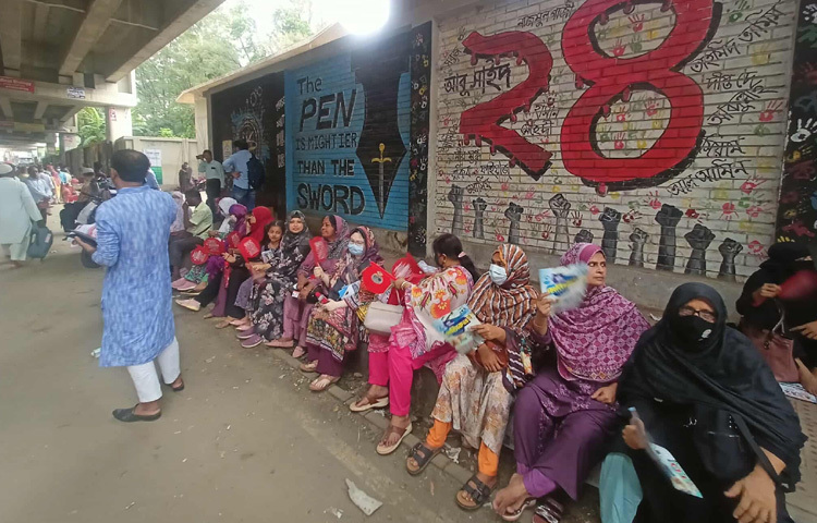 কেউ কথা বলছেন পাশের অভিভাবকের সঙ্গে, কেউ বা চুপচাপ মোবাইলে চোখ রেখে সময় পার করছেন।