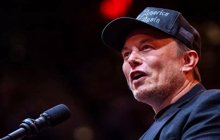 ২০০৪ সালে টেসলায় যোগদান করে ইলন বদলে দেন গাড়ি তৈরির কল্পনা। ল্যাগজারি সেডান থেকে সস্তার মডেল ৩, এখন পর্যন্ত টেসলা বৈদ্যুতিক গাড়িতে বিপ্লব করেছে। শুধু পরিবেশ রক্ষা নয়, সক্রিয়ভাবে সাস্টেইনেবল এনার্জি (সূর্যবিদ্যুৎ ও স্টোরেজ) ব্যবস্থায় পরিবর্তন আনছে।