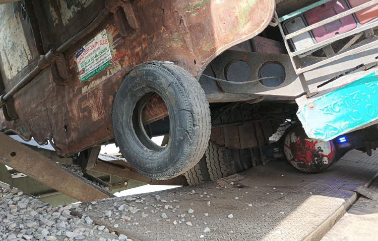 স্থানীয়রা জানায়, ১৮৮৭ সালে ব্রিটিশ আমলে নির্মিত এই সেতু মূলত রেলসেতু হিসেবে তৈরি হয়েছিল। মুক্তিযুদ্ধের সময় সেতুর একাংশ ভেঙে ফেলা হয় পাকিস্তানি সেনাদের অগ্রযাত্রা ঠেকাতে। পরে এরশাদ সরকারের সময় এটি সড়ক সেতুতে রূপান্তর করা হয়। এরপর থেকে বারবার মেরামত হলেও সেতুটি আর পায়নি স্থায়ী রূপ।