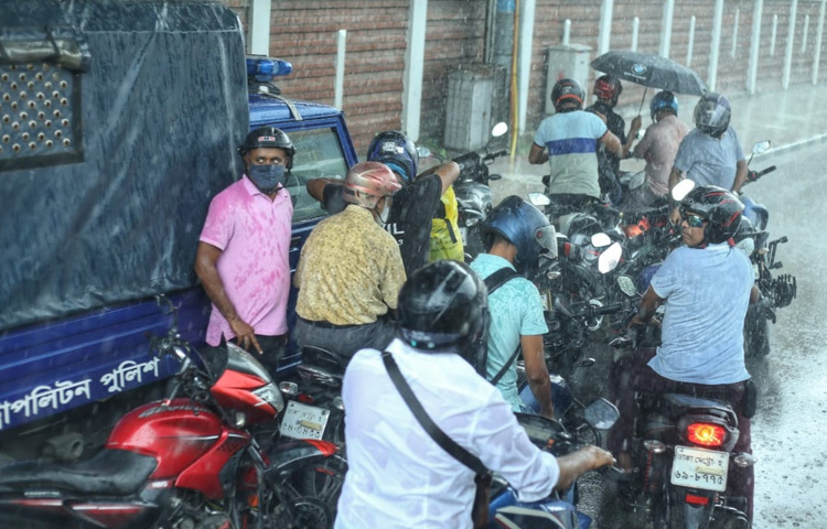 জাহাঙ্গীরগেট সংলগ্ন এলাকায় দাঁড়িয়ে দেখা গেল, একে একে বাইকাররা রাস্তার ধারে গাছের নিচে কিংবা দোকানের ছাউনির নিচে আশ্রয় নিচ্ছেন।