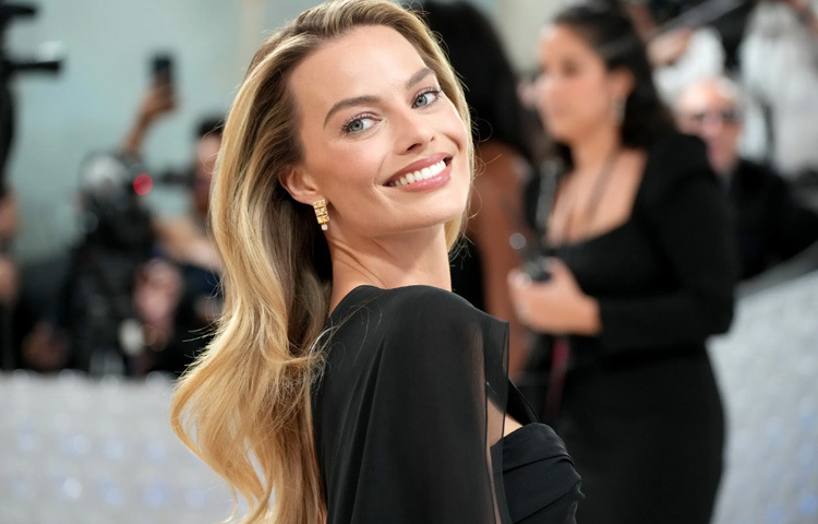 ২০১৩ সালে মার্টিন স্করসেসির পরিচালনায় ‘দ্য উলফ অব ওয়াল’ সিনেমায় লিওনার্দো ডিক্যাপ্রিওর বিপরীতে ‘নাওমি’ চরিত্রে দেখা যায় মার্গো রবিকে। যৌন আবেদনময়ী, চালাক আর আত্মপ্রত্যয়ী নারীর এই চরিত্র মার্গোকে রাতারাতি পরিচিত করে তোলে বিশ্বজুড়ে। কিন্তু তিনি শুধু গ্ল্যামারেই আটকে থাকেননি। এই চরিত্রের মধ্য দিয়েই তার অভিনয়ের গভীরতা স্পষ্ট হয়।