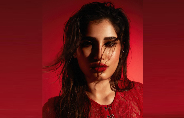 কেউ বলছেন ‘ফ্যাশন গোলস’, কেউ আবার লিখছেন ‘স্টানিং বিউটি’।